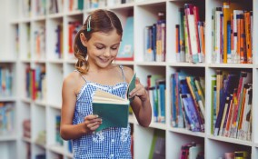 Bambina in libreria