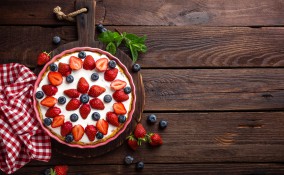 decorazioni fragole torta, torta decorata con fragole