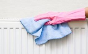 come togliere macchie termosifoni, come togliere macchie caloriferi, pulire termosifoni 