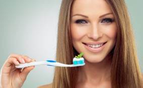 alitosi, cause, rimedi naturali efficaci