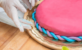 come attaccare pasta zucchero, come incollare pasta zucchero