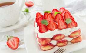 tiramisu, fragole, cioccolato