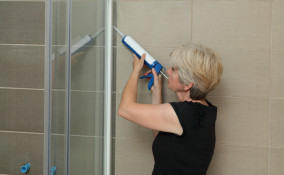 box doccia che perde, doccia perde acqua, sigillare box doccia che perde