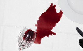 come togliere macchie vino tovaglia, togliere macchie vino