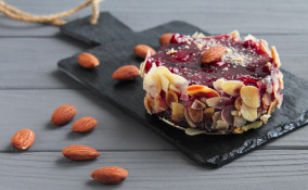 come decorare torta cioccolato, torta cioccolato decorazioni