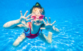 Bambina piscina