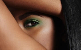 trucco occhi, iride marrone, ombretto verde