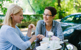 Auguri di compleanno per un'amica a distanza: 8 pensieri famosi per renderli unici