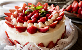 torte decorate con fragole, decorazioni fragole torta