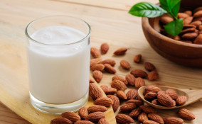 dessert latte mandorla, mandorle, dolci al cucchiaio