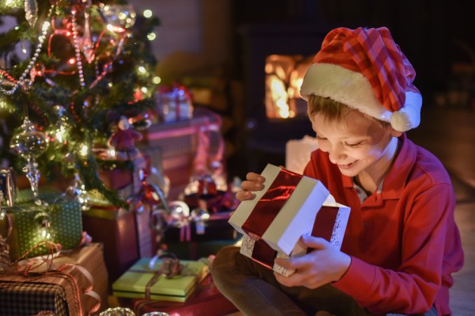 bambino-regali-natale-pacchetti-albero