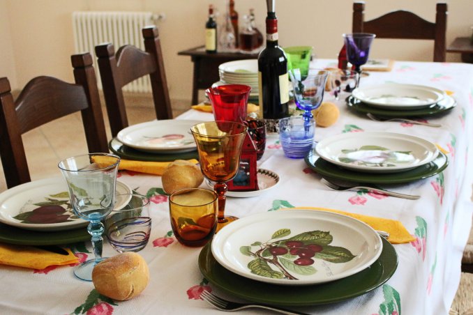 tavola domenica pranzo decorare apparecchiare cura dettagli calore famiglia