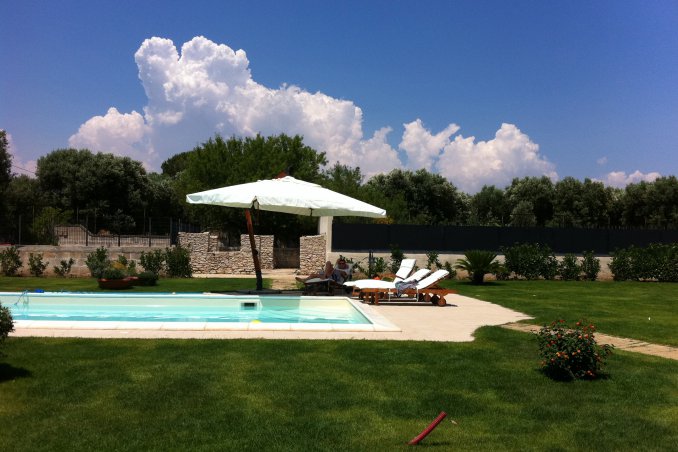 piscina casa esterno giardino nuotare aria aperta amici acqua manutenzione cloro pulizia