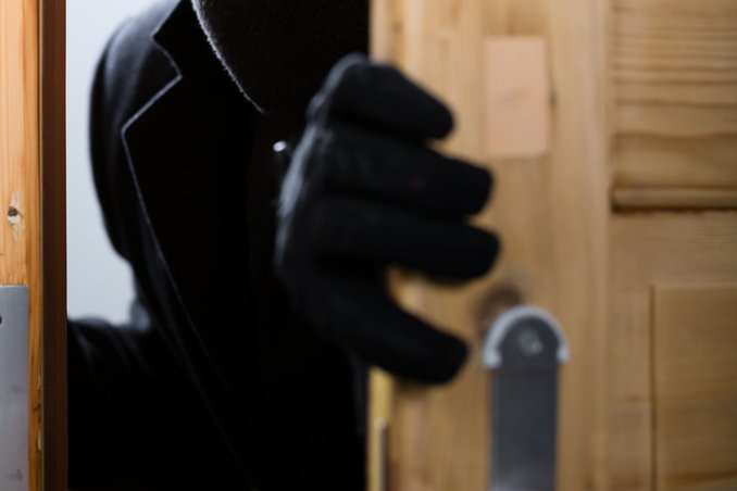sicurezza domestica ladri furti porta antifurto. 