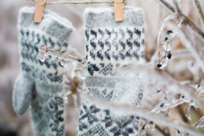 lana guanti inverno bucato conservare proteggere 