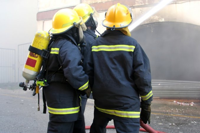 vigili fuoco fumo estintore casa sicurezza famiglia aria