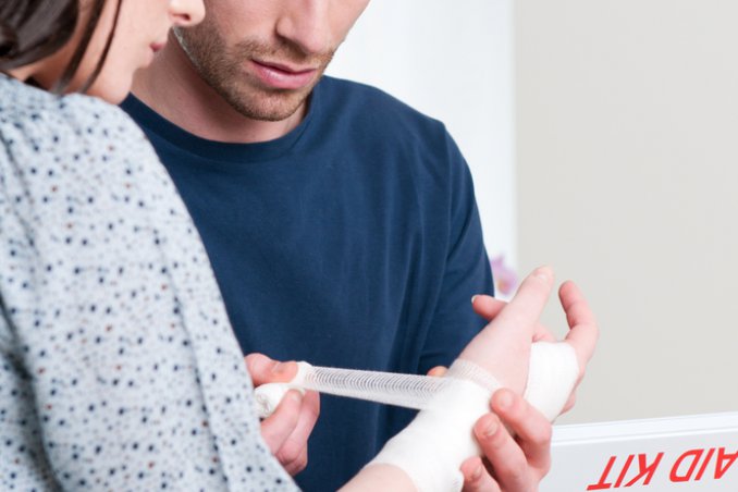 soccorso valigetta kit garze bende cerotti infortunio casa bambini uomo donna