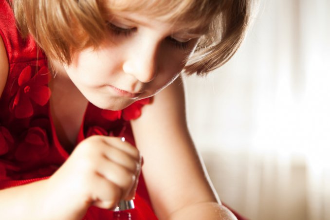 bambini dieci 10 anni crescere fretta copiare grandi atteggiamenti figlia mamma educazione amici amiche televisione donne donna