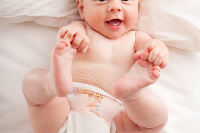 bambino con pannolino