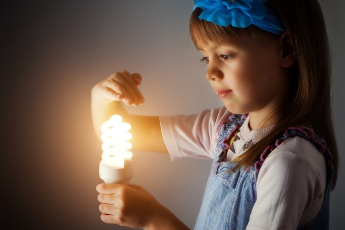 bambina e lampadina