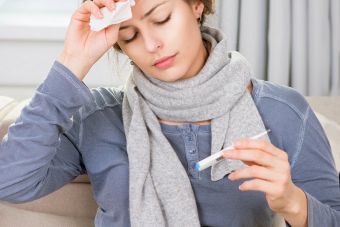 ragazza con raffreddore