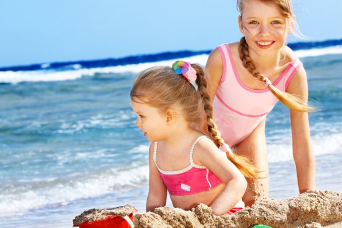 giovani sorelle al mare