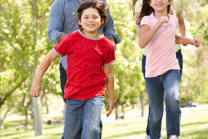 bambino giocare aria 