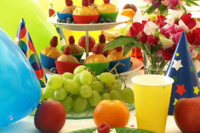 bambino-festa-decorazioni-tavola