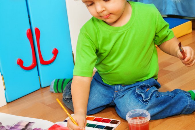 bambino sporco di pittura