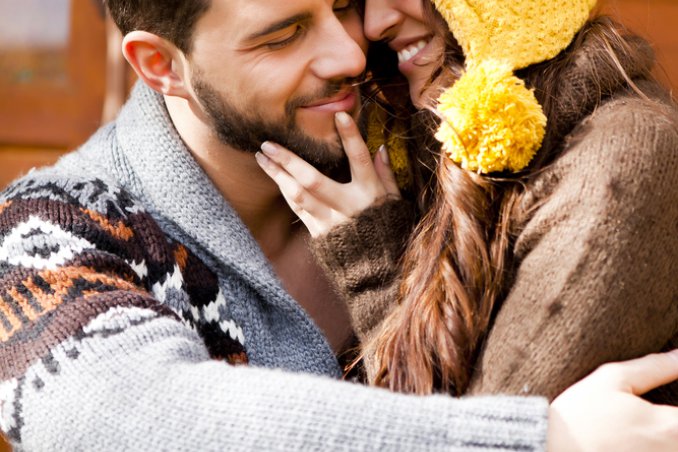 inverno coppia innamorata coccole