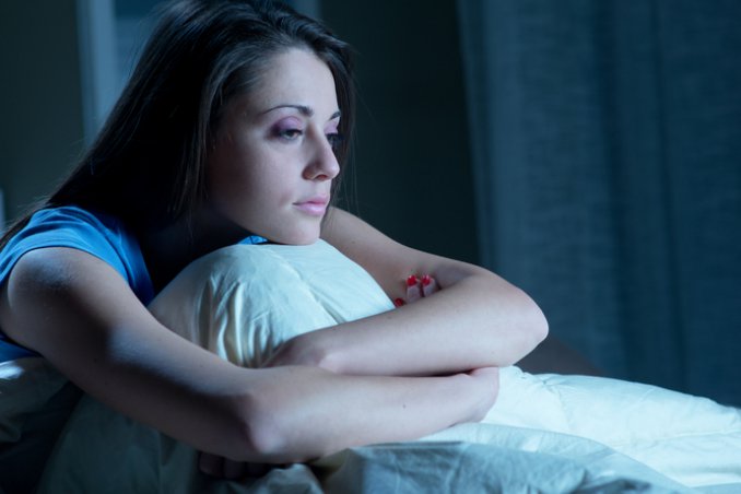 insonnia sonno letto donna triste