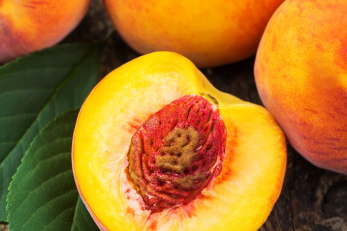 pesca-albero-estate-frutta