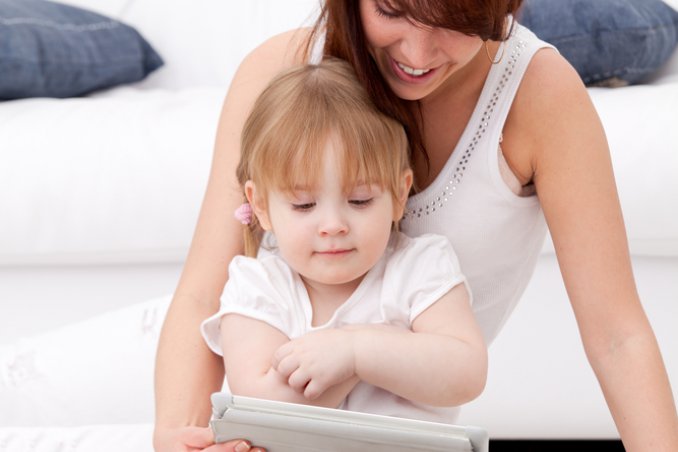 Mamma, bambino e tablet