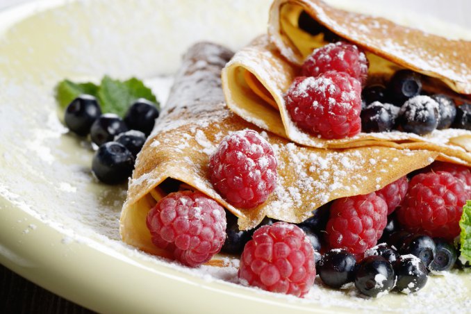 Crêpes con frutti di bosco e gelato alla crema
