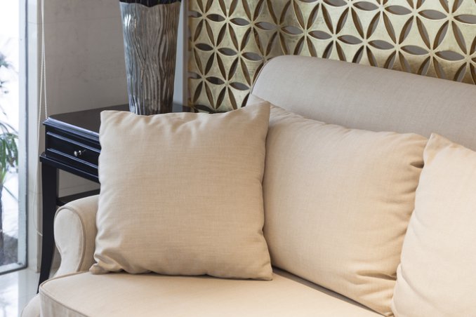 Grandi pulizie pulire divano bianco