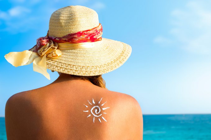 Spray, crema o autoabbronzante? Mini guida alla scelta del solare giusto