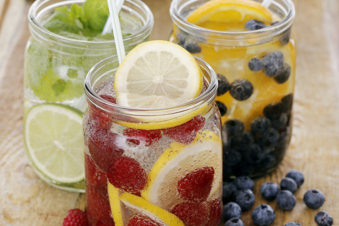 Acqua di frutta e acque aromatizzate per l'estate