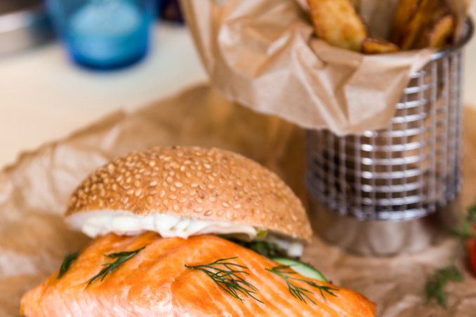 hamburger filetto salmone salsa tartara tzatziki yogurt cetrioli