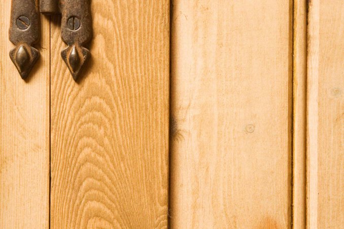 come riparare uno spigolo della porta scheggiato