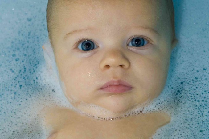 come lavare un neonato nel lavandino