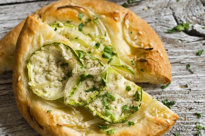 focaccia pizza pesto zucchine cipolle sesamo pinoli vegan