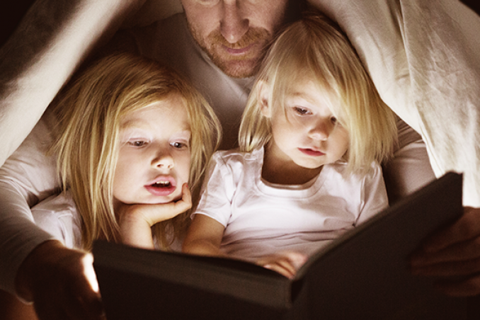 Leggere le fiabe ai bambini: 4 buone ragioni per continuare a farlo
