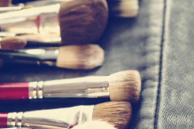come pulire e lavare i pennelli e le spugnette da trucco