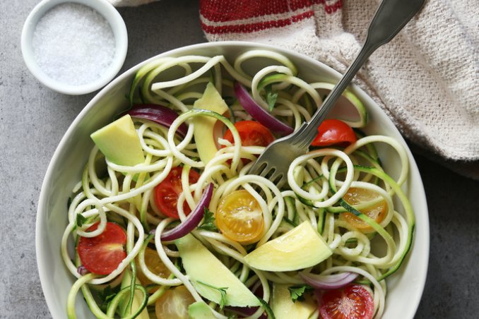Spaghetti di zucchine con avocado