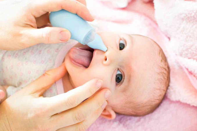 Come pulire il naso al neonato con la soluzione fisiologica