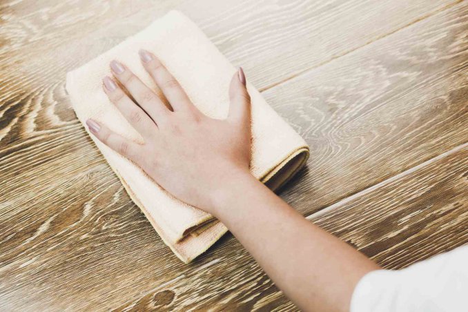 Come pulire il legno: tecniche per detergere e sbiancare