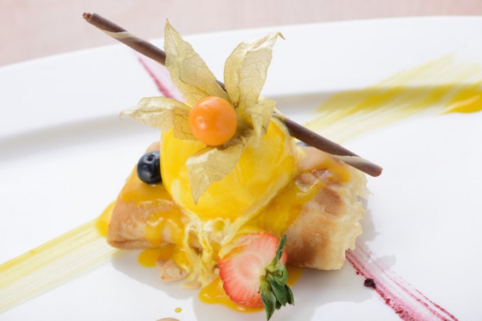 Crêpes alle mandorle con salsa di pesche e gelato alla menta