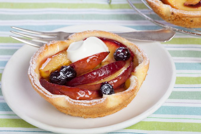 Crostatine con crema al lime, frutta e gelato alla verbena