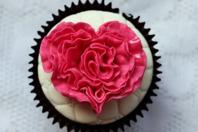  cake design san valentino, fondente rosso san valentino, come si fa e come si usa fondente rosso, pasta di zucchero colore rosso