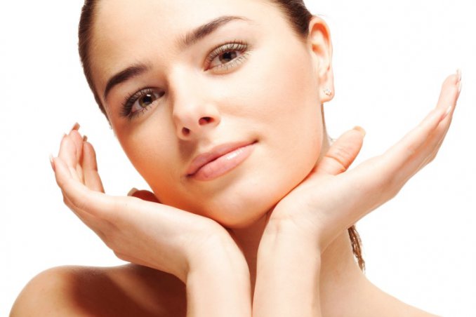 Pulizia del viso con olio indiano o di ricino contro i punti neri